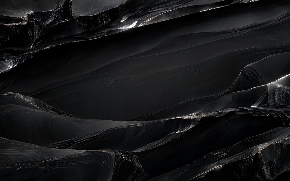 Rocha de obsidiana preta lascada em camadas com brilho vítreo